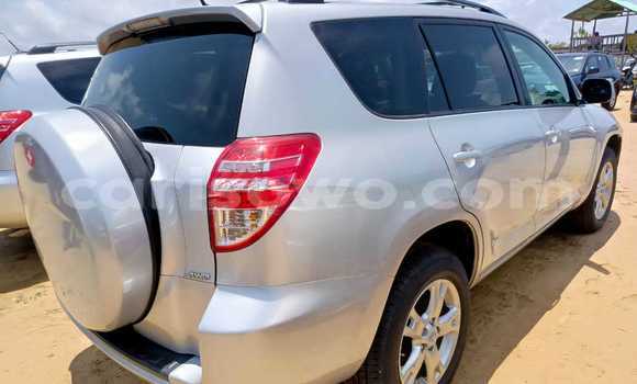 Sayi Na hannu Toyota RAV4 White Mota in Cotonou a Benin