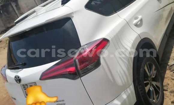 Sayi Na hannu Toyota RAV4 White Mota in Cotonou a Benin