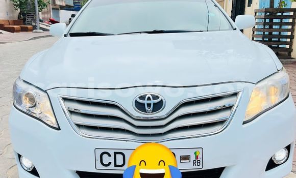 Sayi Na hannu Toyota Camry White Mota in Cotonou a Benin