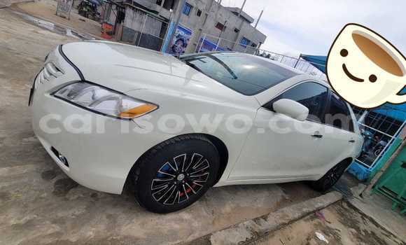 Sayi Na hannu Toyota Camry White Mota in Cotonou a Benin Sayi Na hannu Toyota Camry White Mota in Cotonou a Benin