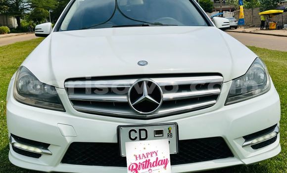 Sayi Na hannu Mercedes-Benz C250 coupe White Mota in Cotonou a Benin Sayi Na hannu Mercedes-Benz C250 coupe White Mota in Cotonou a Benin