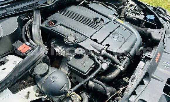 Sayi Na hannu Mercedes-Benz C250 coupe White Mota in Cotonou a Benin Sayi Na hannu Mercedes-Benz C250 coupe White Mota in Cotonou a Benin