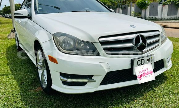 Sayi Na hannu Mercedes-Benz C250 coupe White Mota in Cotonou a Benin Sayi Na hannu Mercedes-Benz C250 coupe White Mota in Cotonou a Benin