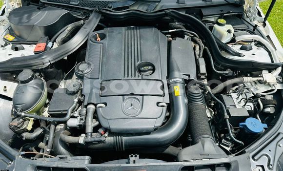 Sayi Na hannu Mercedes-Benz C250 coupe White Mota in Cotonou a Benin Sayi Na hannu Mercedes-Benz C250 coupe White Mota in Cotonou a Benin