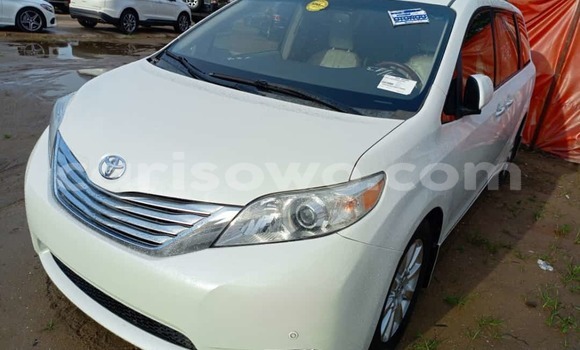 Buy Used Toyota Sienna White Car in Cotonou in Benign
