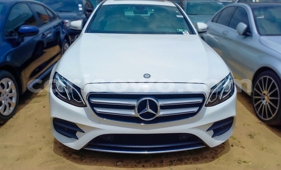 Sayi Na hannu Mercedes-Benz E-Classe White Mota in Cotonou a Benin Sayi Na hannu Mercedes-Benz E-Classe White Mota in Cotonou a Benin