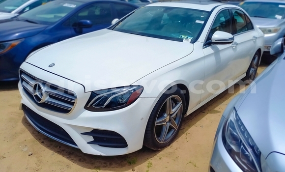 Sayi Na hannu Mercedes-Benz E-Classe White Mota in Cotonou a Benin Sayi Na hannu Mercedes-Benz E-Classe White Mota in Cotonou a Benin