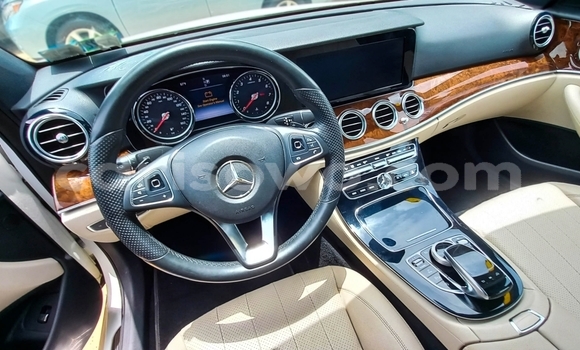 Sayi Na hannu Mercedes-Benz E-Classe White Mota in Cotonou a Benin Sayi Na hannu Mercedes-Benz E-Classe White Mota in Cotonou a Benin