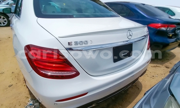 Sayi Na hannu Mercedes-Benz E-Classe White Mota in Cotonou a Benin Sayi Na hannu Mercedes-Benz E-Classe White Mota in Cotonou a Benin