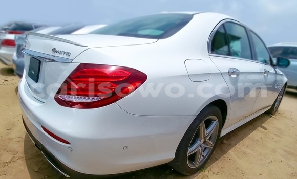 Sayi Na hannu Mercedes-Benz E-Classe White Mota in Cotonou a Benin Sayi Na hannu Mercedes-Benz E-Classe White Mota in Cotonou a Benin