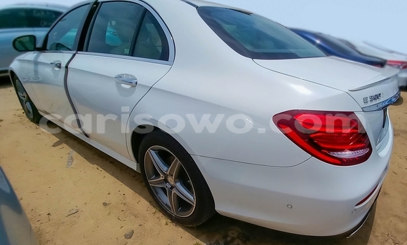 Sayi Na hannu Mercedes-Benz E-Classe White Mota in Cotonou a Benin Sayi Na hannu Mercedes-Benz E-Classe White Mota in Cotonou a Benin