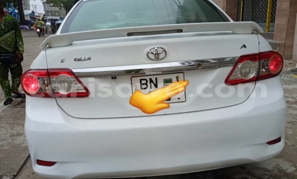 Sayi Na hannu Toyota Corolla White Mota in Cotonou a Benin
