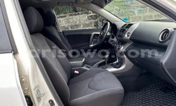 Sayi Na hannu Toyota RAV4 White Mota in Abomey Calavi a Benin Sayi Na hannu Toyota RAV4 White Mota in Abomey Calavi a Benin