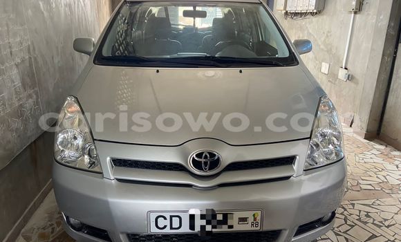 Sayi Na hannu Toyota Corolla Verso Azurfa Mota in Cotonou a Benin