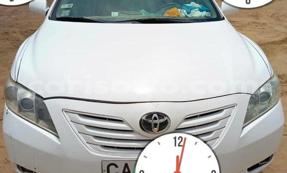 Ra Àlòkù Toyota Camry funfun Ọkọ̀ in Cotonou ni Benin