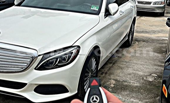 Acheter Import Voiture Mercedes-Benz C–Class Blanc à Abomey Calavi, Benin