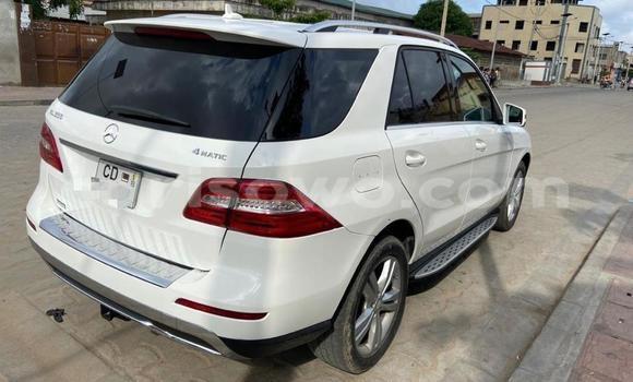 Sayi Na hannu Mercedes-Benz ML–Class White Mota in Cotonou a Benin Sayi Na hannu Mercedes-Benz ML–Class White Mota in Cotonou a Benin