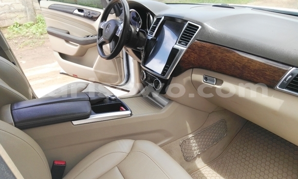 Acheter Occasion Voiture Mercedes-Benz ML–Class Blanc à Cotonou, Benin Acheter Occasion Voiture Mercedes-Benz ML–Class Blanc à Cotonou, Benin