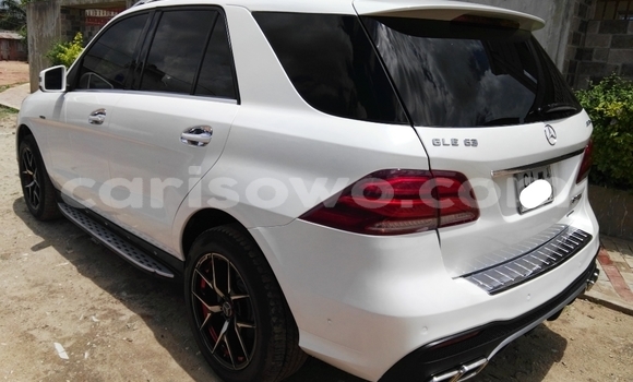 Acheter Occasion Voiture Mercedes-Benz ML–Class Blanc à Cotonou, Benin Acheter Occasion Voiture Mercedes-Benz ML–Class Blanc à Cotonou, Benin