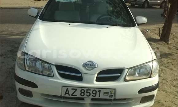 Sayi Na hannu Nissan Almera White Mota in Cotonou a Benin