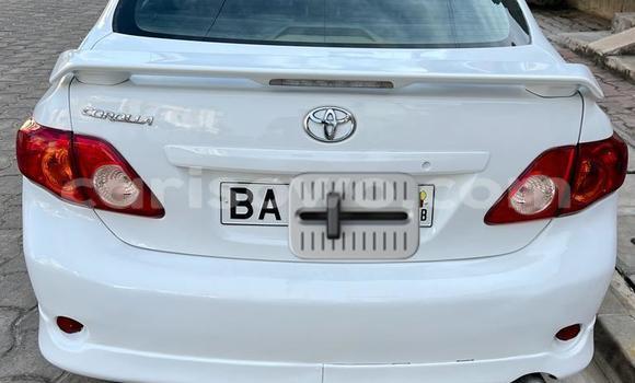 Sayi Na hannu Toyota Corolla White Mota in Cotonou a Benin