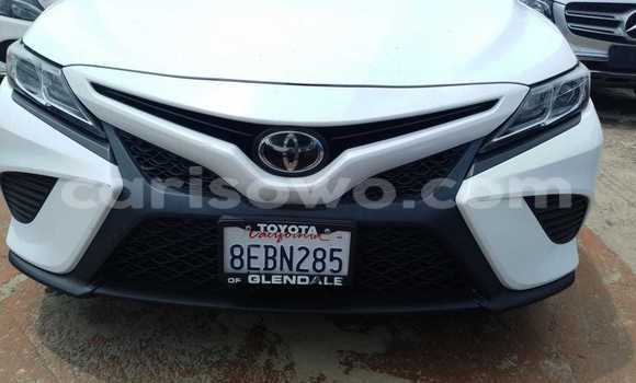 Ra Àlòkù Toyota Camry funfun Ọkọ̀ in Cotonou ni Benin Ra Àlòkù Toyota Camry funfun Ọkọ̀ in Cotonou ni Benin