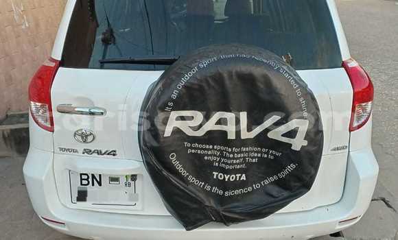 Ra Àlòkù Toyota RAV4 funfun Ọkọ̀ in Cotonou ni Benin