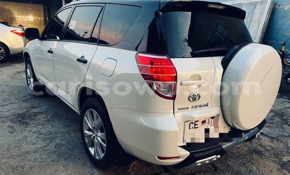 Sayi Na hannu Toyota RAV4 White Mota in Cotonou a Benin