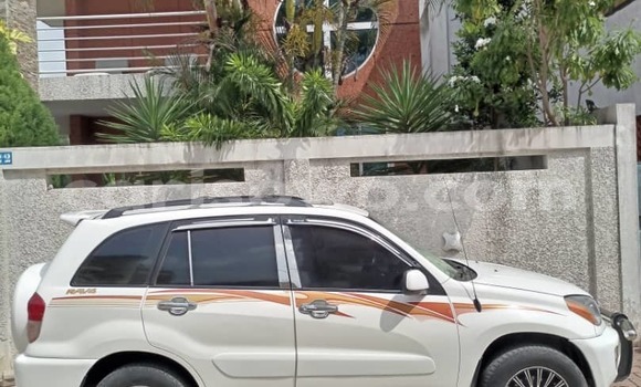 Ra Àlòkù Toyota RAV4 funfun Ọkọ̀ in Cotonou ni Benin Ra Àlòkù Toyota RAV4 funfun Ọkọ̀ in Cotonou ni Benin