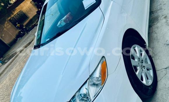 Sayi Na hannu Toyota Camry White Mota in Cotonou a Benin