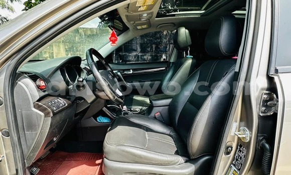 Ra Àlòkù Kia Sorento funfun Ọkọ̀ in Cotonou ni Benin Ra Àlòkù Kia Sorento funfun Ọkọ̀ in Cotonou ni Benin