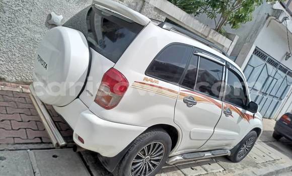 Ra Àlòkù Toyota RAV4 funfun Ọkọ̀ in Cotonou ni Benin