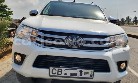 Sayi Na hannu Toyota Hilux White Mota in Cotonou a Benin