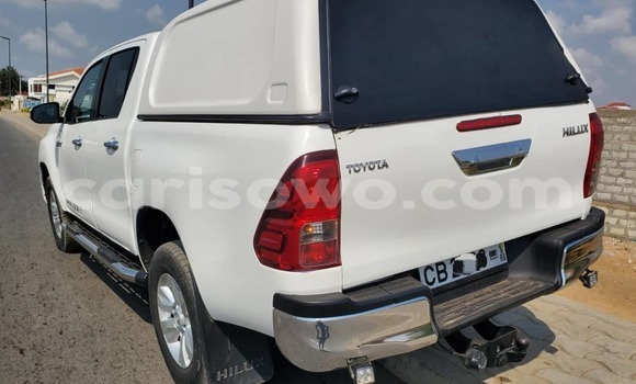 Ra Àlòkù Toyota Hilux funfun Ọkọ̀ in Cotonou ni Benin Ra Àlòkù Toyota Hilux funfun Ọkọ̀ in Cotonou ni Benin