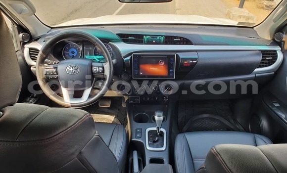 Ra Àlòkù Toyota Hilux funfun Ọkọ̀ in Cotonou ni Benin Ra Àlòkù Toyota Hilux funfun Ọkọ̀ in Cotonou ni Benin