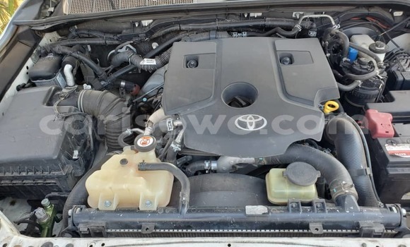 Ra Àlòkù Toyota Hilux funfun Ọkọ̀ in Cotonou ni Benin Ra Àlòkù Toyota Hilux funfun Ọkọ̀ in Cotonou ni Benin