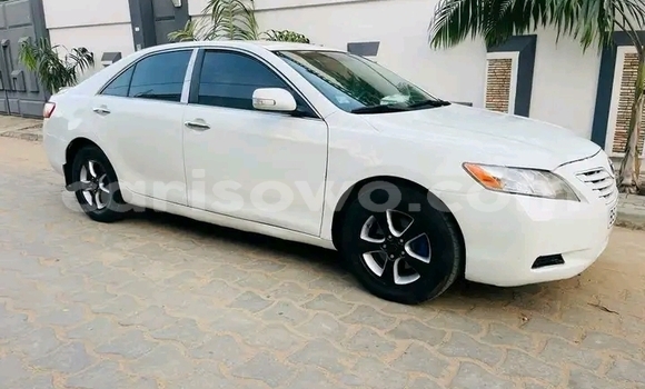 Ra Àlòkù Toyota Camry funfun Ọkọ̀ in Cotonou ni Benin