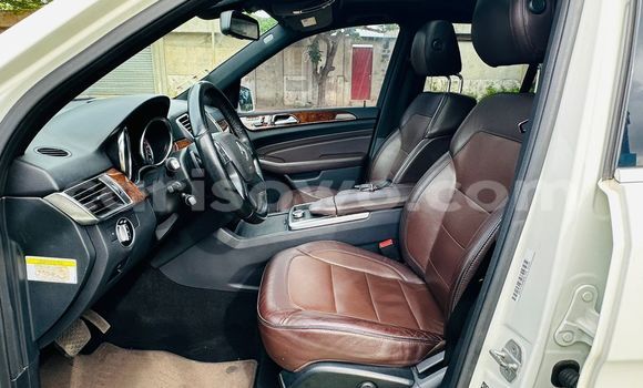 Sayi Na hannu Mercedes Viano White Mota in Cotonou a Benin Sayi Na hannu Mercedes Viano White Mota in Cotonou a Benin