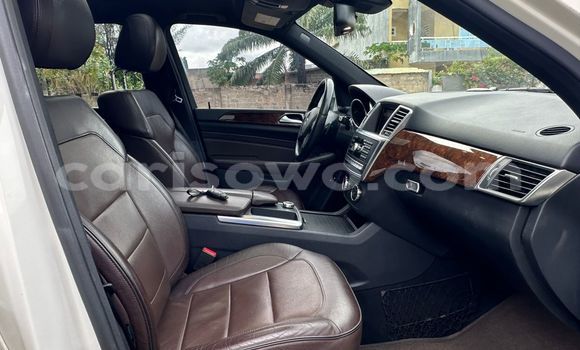 Sayi Na hannu Mercedes Viano White Mota in Cotonou a Benin Sayi Na hannu Mercedes Viano White Mota in Cotonou a Benin