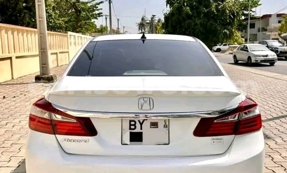 Ra Àlòkù Honda Accord funfun Ọkọ̀ in Cotonou ni Benin