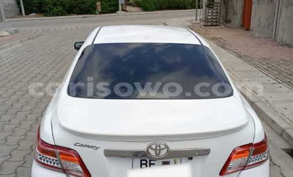 Sayi Na hannu Toyota Camry White Mota in Cotonou a Benin