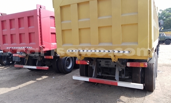 Ra Imported Mercedes‒Benz Truck Red Ọkọ̀ akẹ́rù ńlá in Cotonou ni Benin Ra Imported Mercedes‒Benz Truck Red Ọkọ̀ akẹ́rù ńlá in Cotonou ni Benin