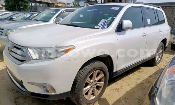 Ra Àlòkù Toyota Highlander funfun Ọkọ̀ in Cotonou ni Benin