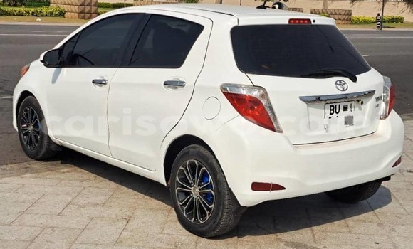 Sayi Na hannu Toyota Yaris White Mota in Cotonou a Benin