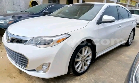 Sayi Na hannu Toyota Avalon White Mota in Cotonou a Benin Sayi Na hannu Toyota Avalon White Mota in Cotonou a Benin