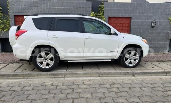 Ra Àlòkù Toyota RAV4 funfun Ọkọ̀ in Cotonou ni Benin