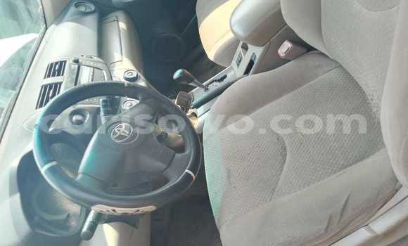 Sayi Na hannu Toyota RAV4 White Mota in Cotonou a Benin Sayi Na hannu Toyota RAV4 White Mota in Cotonou a Benin