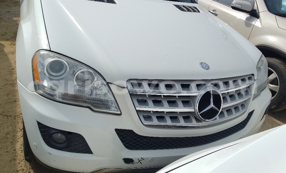 Acheter Occasion Voiture Mercedes-Benz ML–Class Blanc à Cotonou, Benin Acheter Occasion Voiture Mercedes-Benz ML–Class Blanc à Cotonou, Benin