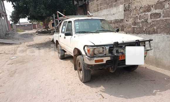 Ra Àlòkù Toyota Hilux funfun Ọkọ̀ in Cotonou ni Benin Ra Àlòkù Toyota Hilux funfun Ọkọ̀ in Cotonou ni Benin