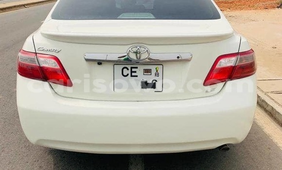 Ra Àlòkù Toyota Camry funfun Ọkọ̀ in Cotonou ni Benin